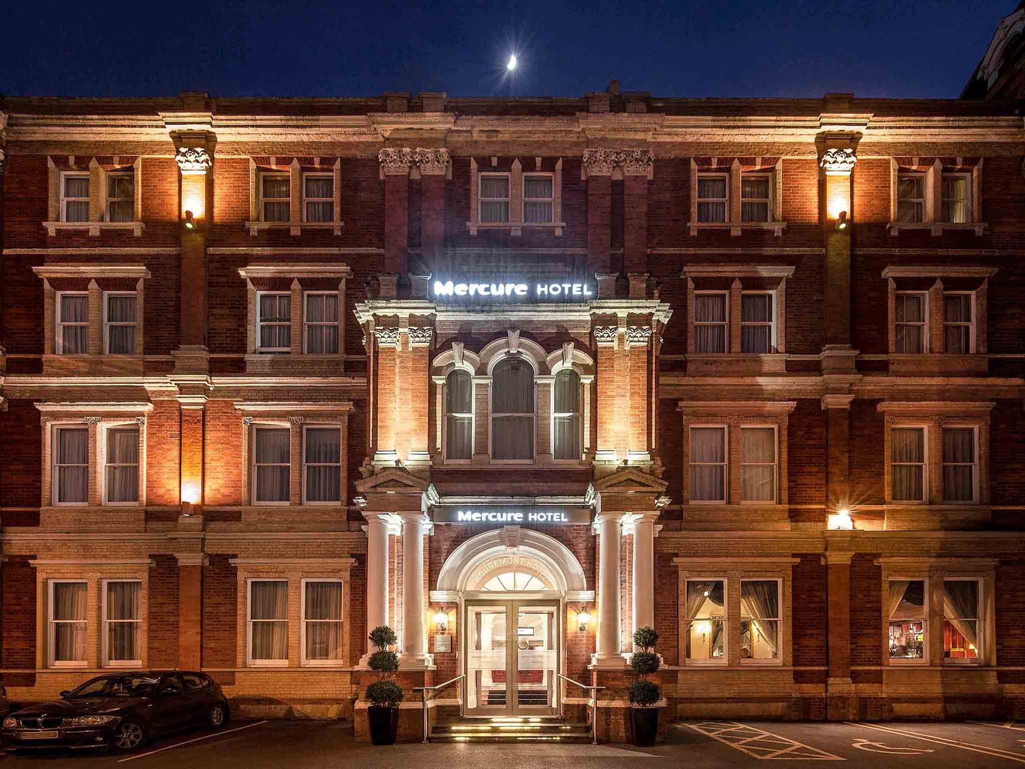 Mecure Hotel Exeter - hotel front at night